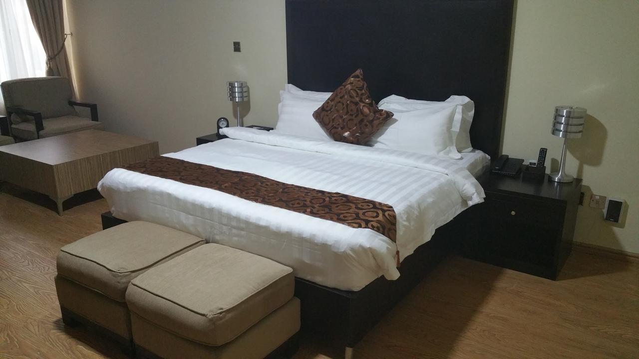 H210 Hotel Aliayabiagba Bagian luar foto