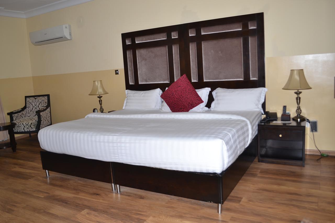 H210 Hotel Aliayabiagba Bagian luar foto